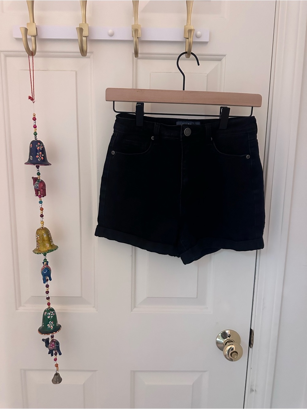 ModCloth Women's Black Denim Roll-Cuff Jean Shorts size 4